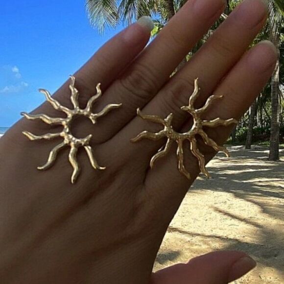 GOLD SUN MINIMALIST STUD EARRINGS - Picture 3 of 5